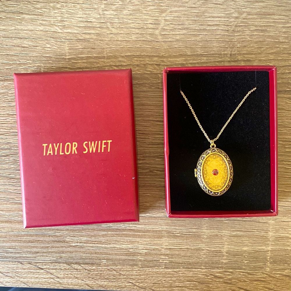 Taylor Swift “We’ll Run” gold locket